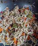 Tallarines con Verduras Salteadas y Pollo