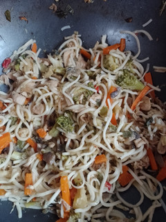 Una foto de Tallarines con Verduras Salteadas y Pollo