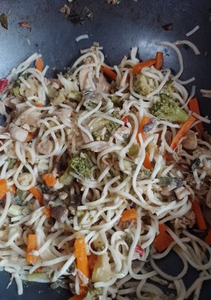 Una foto de Tallarines con Verduras Salteadas y Pollo