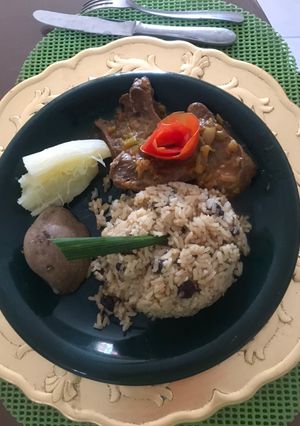 Una foto de Lengua en salsa acompañada de arroz con coco