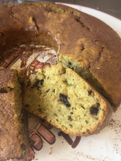 Una foto de Budín de banana y chocolate esponjoso