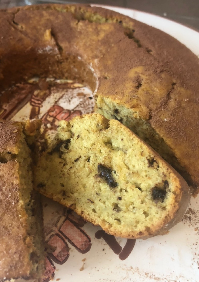 Una foto de Budín de banana y chocolate esponjoso