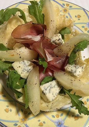 Foto di Cialde di Parmigiano con pere al vino bianco, gorgonzola e speck