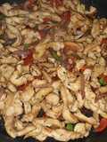 Fajitas de pechuga de pollo salteadas con ají y cebolla