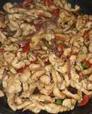 Fajitas de pechuga de pollo salteadas con ají y cebolla