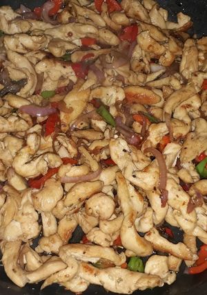 Una foto de Fajitas de pechuga de pollo salteadas con ají y cebolla