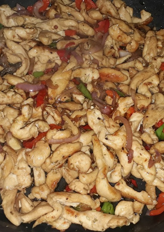 Una foto de Fajitas de pechuga de pollo salteadas con ají y cebolla