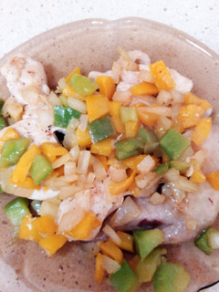 Una foto de Pollo con pimiento y cebolla