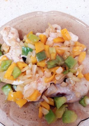 Una foto de Pollo con pimiento y cebolla
