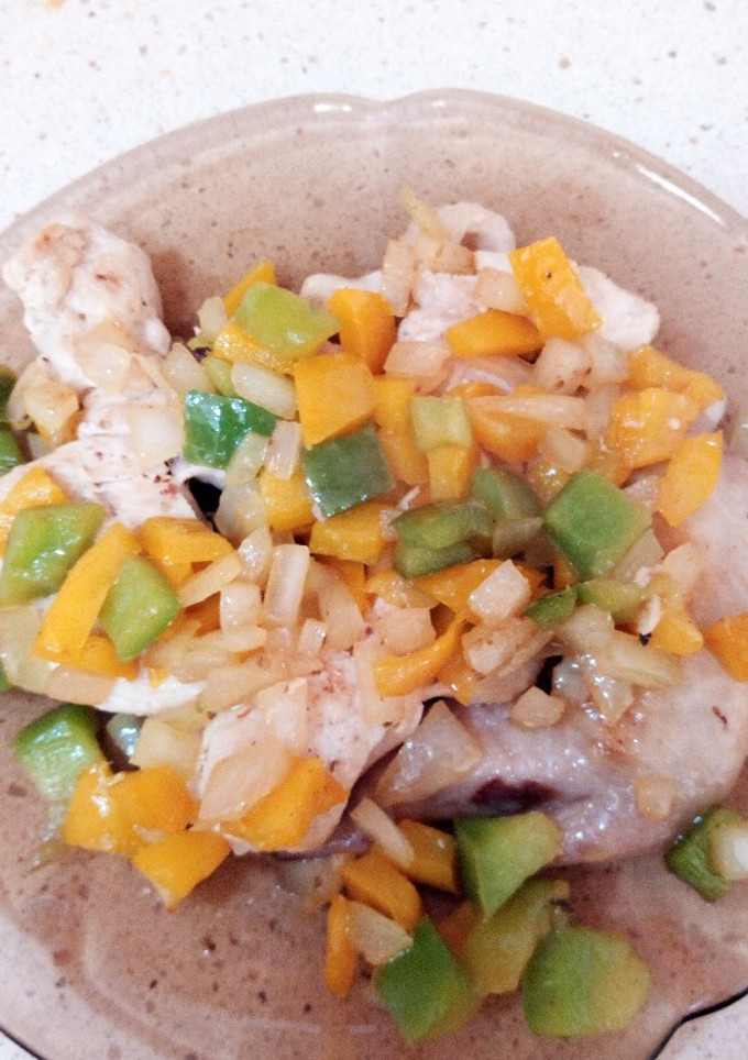 Una foto de Pollo con pimiento y cebolla