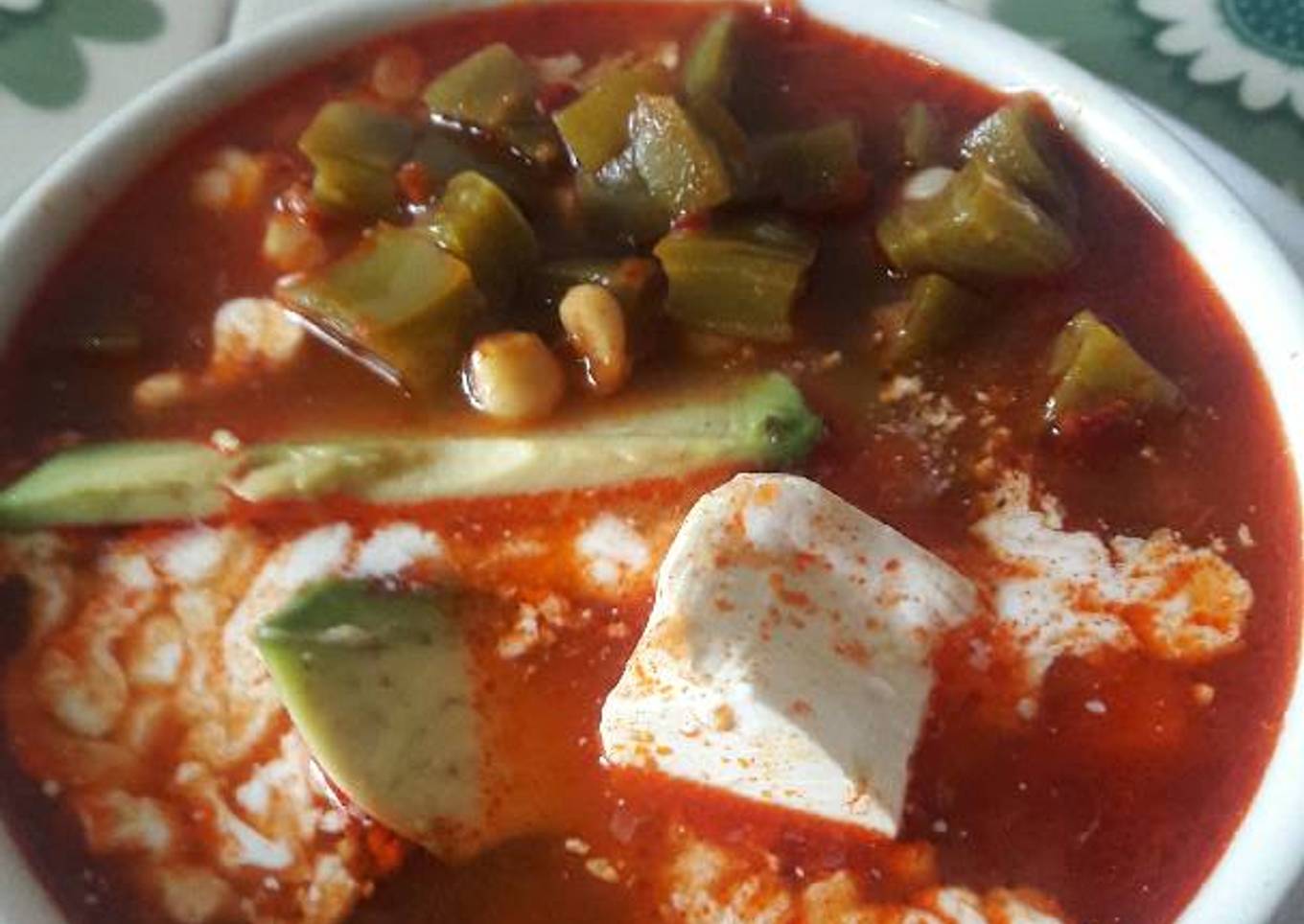 Sopa de nopales con elote