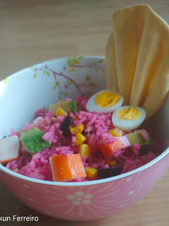 Una foto de Ensalada de arroz colorada