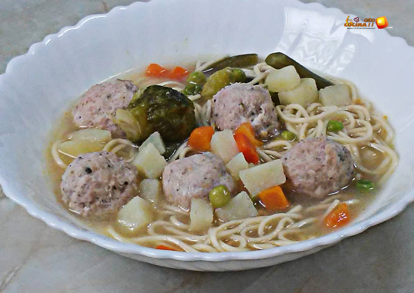 Sopa de caldo de pollo con albóndigas y tallarines frescos