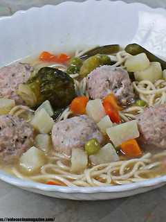 Una foto de Sopa de caldo de pollo con albóndigas y tallarines frescos