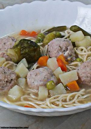 Una foto de Sopa de caldo de pollo con albóndigas y tallarines frescos