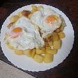 Huevos rotos con chistorra