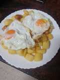 Huevos rotos con chistorra