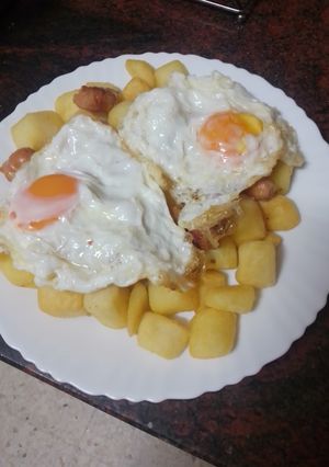 Una foto de Huevos rotos con chistorra