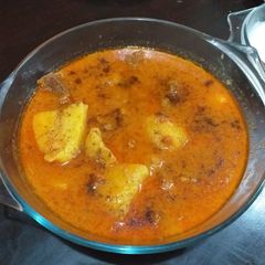 A picture of Aalu gosht.