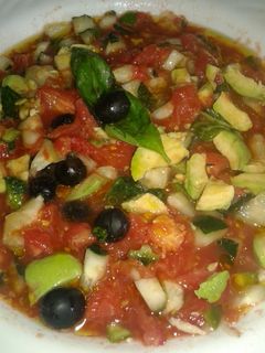 Una foto de Ensalada de tomate con albahaca