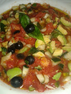 Una foto de Ensalada de tomate con albahaca