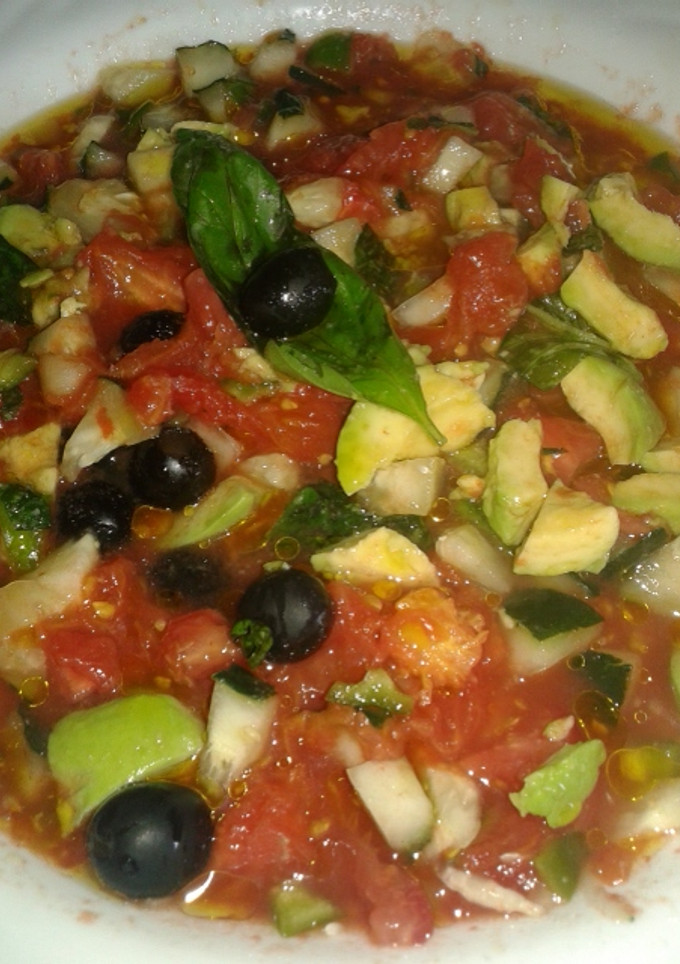 Una foto de Ensalada de tomate con albahaca