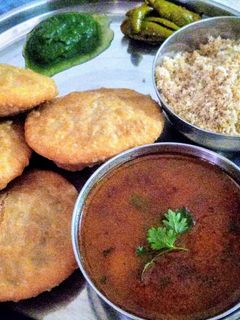 खस्ता कचौरी (Khasta kachori recipe in hindi) रेसिपी मुख्य फोटो