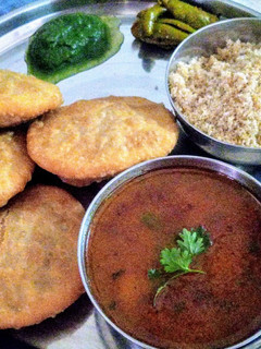 खस्ता कचौरी (Khasta kachori recipe in hindi) रेसिपी मुख्य फोटो
