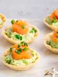 Tartaletas de crema de aguacate con salmón