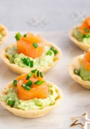 Una foto de Tartaletas de crema de aguacate con salmón