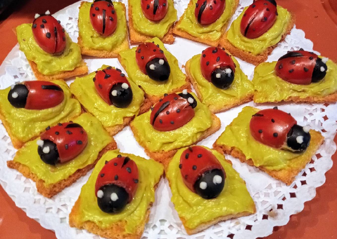 Canapés con salsa de aguacate y tomate