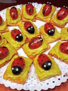 Una foto de Canapés con salsa de aguacate y tomate