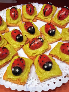Una foto de Canapés con salsa de aguacate y tomate