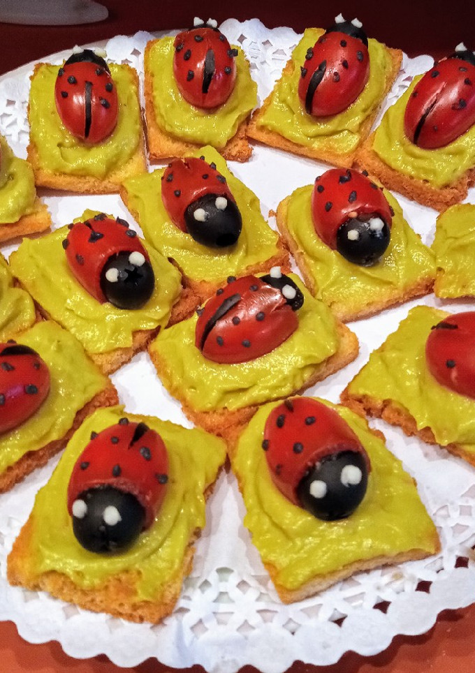 Una foto de Canapés con salsa de aguacate y tomate