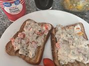 Una foto de tosta de tomates cherry
