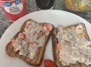 Una foto de Desayuno saludable: pan integral tostado con dip de ricotta!