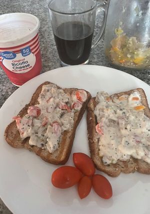 Una foto de Desayuno saludable: pan integral tostado con dip de ricotta!