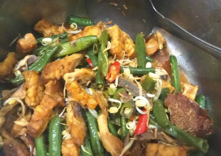 Oseng ruwet (kacang panjang+tempe+pindang+taoge)