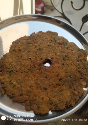 A picture of Methi Jowar roti.