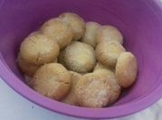 Una foto de polvorones de naranja