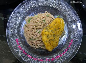 Hình của món Mì gạo lức xào cải cúc với ức gà khìa nước mắm.