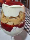 Postre cremoso con coulis de frutilla
