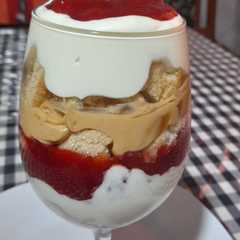 Una foto de Postre cremoso con coulis de frutilla
