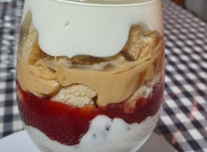 Una foto de Postre cremoso con coulis de frutilla