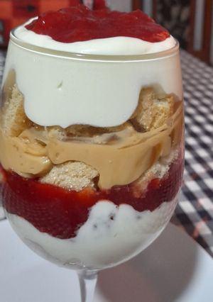 Una foto de Postre cremoso con coulis de frutilla