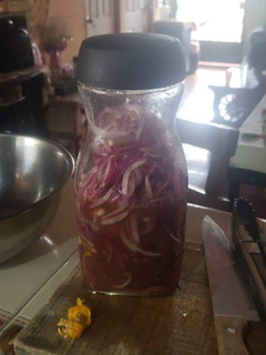 Una foto de Cebolla curtida con chile abanero(yucateca)