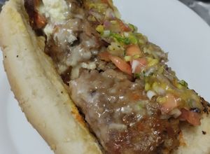 Una foto de Perrito🌭caliente🧀a mi estilo🥑🍅🧅