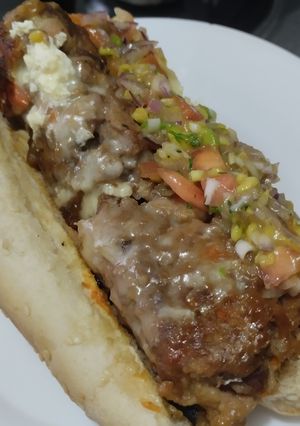 Una foto de Perrito🌭caliente🧀a mi estilo🥑🍅🧅