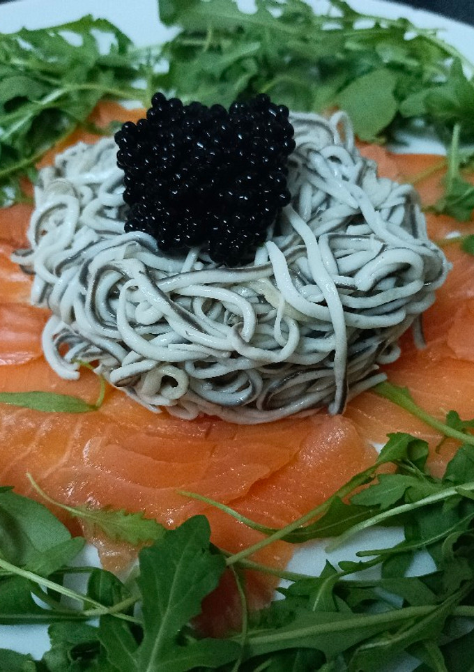 Una foto de Ensalada de salmón y gulas