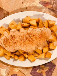 Una foto de Cubitos de papa con salsa de garbanzos